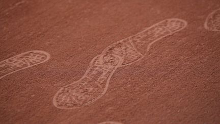 Quand l'ocre parisienne prend des airs lunaires. Deux petits pas pour Casper Ruud, un&nbsp;bond de géant pour le tennis norvégien, avec un premier représentant en finale d'un tournoi du Grand Chelem. (THIERRY LARRET / MAXPPP)