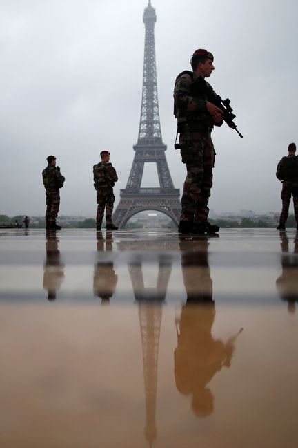 Des militaires&nbsp;mobilisés dans le cadre de l'opération Sentinelle patrouillent dans le quartier de la tour Eiffel à Paris, le 3 mai 2017. (CHRISTIAN HARTMANN / REUTERS)