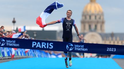 Le paratriathlète Alexis Hanquinquant remporte une épreuve de paratriathlon, le 19 août 2023, à Paris. (BOUKLA FABIEN / KMSP / AFP)