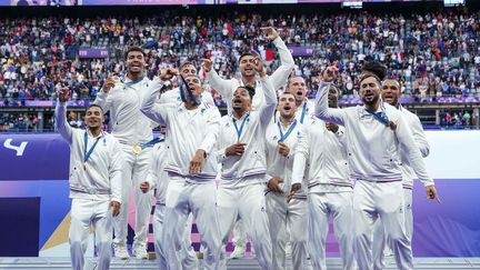 L'Équipe de France de rugby à 7 qui célèbre son titre olympique, au Stade de France (Seine-Saint-Denis), le 27 juillet 2024. (XU CHANG / XINHUA VIA AFP)