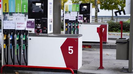 Une station-service, à Saumur (Maine-et-Loire), le 14 octobre 2022.&nbsp; (FREDERIC PETRY / HANS LUCAS / AFP)