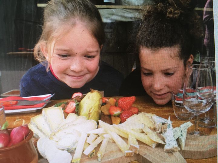 Carmen et Fantine chez le fromager Olivier Nivesse, à Clermont-Ferrand (INGRID POHU / RADIO FRANCE)