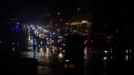 Kiev (Ukraine) la nuit, le 25 octobre 2022. (OLEKSANDR KHOMENKO / NURPHOTO / AFP)