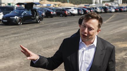 Le PDG de Tesla, Elon Musk, sur le site d'une future usine près de Berlin (Allemagne), le 3 septembre 2020 (ODD ANDERSEN / AFP)