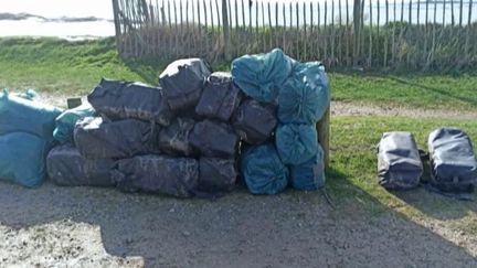 Des ballots de cocaïne ont été retrouvés échoués sur les côtes du Cotentin. Les enquêteurs s’affairent pour retrouver des indices sur leur provenance. Une centaine de gendarmes et de policiers sont mobilisés. (France 2)