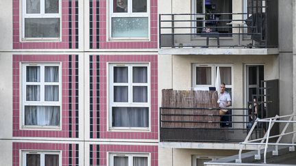 Un immeuble à Montreuil (Seine-Saint-Denis) durant le confinement, le 7 avril 2020. (REMI DECOSTER / HANS LUCAS)