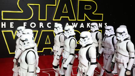 Des personnes déguisées en stormtroopers à l'avant-première européenne de "Star Wars", le 16 décembre 2015, à Londres. (PAUL HACKETT / REUTERS)