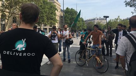 Des livreurs Deliveroo se sont rassemblés place de la République à Paris, le 28 août 2017. (CAMILLE ADAOUST / FRANCEINFO)