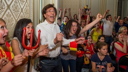 Le Premier ministre belge, Elio Di&nbsp;Rupo,&nbsp;c&eacute;l&egrave;bre la victoire de l'&eacute;quipe de football belge contre la Russie, lors de la Coupe du monde, &agrave; Bruxelles, le 22 juin 2014. (BELGA / AFP)