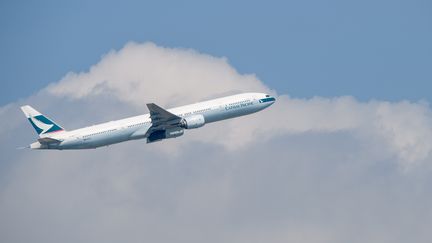 Un avion de Cathay Pacific, à Hong Kong, le 22 octobre 2018. (ANTHONY WALLACE / AFP)