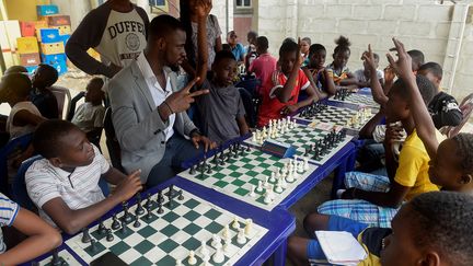 Mais Tunde Onakoya, qui a lui-même appris les échecs à l'école primaire, explique "croire en ce jeu, parce qu'il améliore les facultés intellectuelles, la créativité et la concentration. (…) C'est comme de la nourriture pour le cerveau". (PIUS UTOMI EKPEI/AFP)