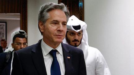 Le secrétaire d'État américain Antony Blinken s'apprête à rencontrer le Premier ministre et le ministre des Affaires étrangères du Qatar, à Doha, le 7 janvier 2024. (EVELYN HOCKSTEIN / AFP)