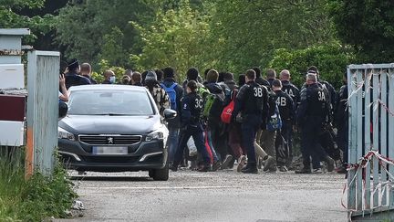 La police supervise l'évacuation d'un camp de migrants sur la route de Saint-Omer près de Calais, dans le nord de la France, le 4 juin 2021. (DENIS CHARLET / AFP)