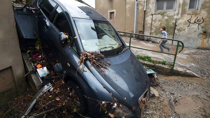 Une voiture ravag&eacute;e par la mont&eacute;e des eaux &agrave; Lod&egrave;ve (H&eacute;rault), le 13 septembre.&nbsp; (PASCAL GUYOT / AFP)