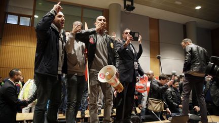 Des salariés d'Air France scandent des slogans après l'interruption d'une réunion du comité central d'entreprise, le 5 octobre 2015, à Roissy (Val-d'Oise). (KENZO TRIBOUILLARD / AFP)