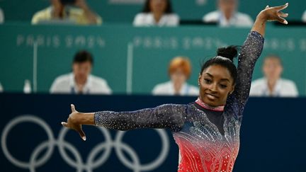 La gymnaste américaine Simone Biles, pendant la finale au sol des Jeux olympiques de Paris, lundi 5 août à l'Arena Bercy. (LOIC VENANCE / AFP)