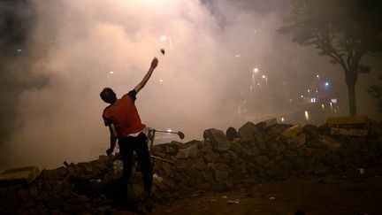 Des heurts ont &eacute;clat&eacute; entre la police et des manifestants, mardi 4 juin 2013, &agrave; Istanbul, en Turquie.&nbsp; (ARIS MESSINIS / AFP)