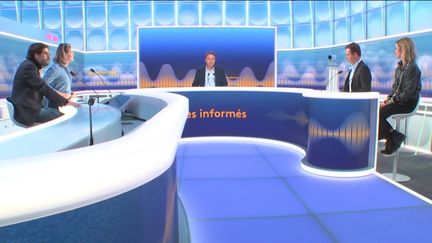 Autour de Marc Fauvelle et Renaud Dely, les informés débattent de l'actualité du jeudi 17&nbsp;novembre 2022.  (FRANCEINFO / RADIOFRANCE)