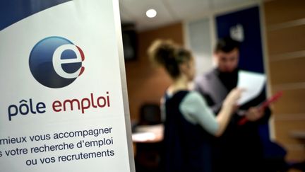 Une conseill&egrave;re P&ocirc;le emploi renseigne un ch&ocirc;meur dans une agence de Dijon (C&ocirc;te-d'Or), le 29 f&eacute;vrier 2009. (JEFF PACHOUD / AFP)