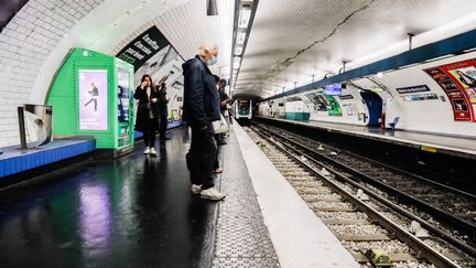 France Assos Santé porte plainte contre la RATP pour des affiches qui ont fait la promotion d'alcool dans les couloirs du métro et à proximité d'écoles. (TERESA SUAREZ / EPA)