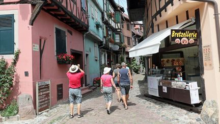 Des touristes à&nbsp;Eguisheim (Haut-Rhin), l'un des plus beaux villages de France, le 22 juillet 2017. (THIERRY GACHON / MAXPPP)