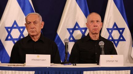 Israeli Prime Minister Benjamin Netanyahu with his Defense Minister Yoav Gallant on October 28, 2023 in Tel Aviv, Israel. (ABIR SULTAN / AFP)