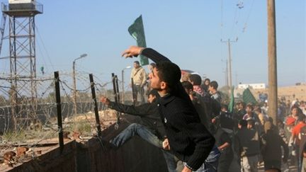 Incidents à la frontière palestino-egyptienne. A Rafah, des Palestiniens manifestent contre le mur égyptien (06/01/2010) (AFP/MOHAMMED ABED)