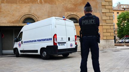 Un policier français monte la garde alors qu’un policier détenu arrive au Tribunal d’Aix-en-Provence le 3 août 2023. (CLEMENT MAHOUDEAU / AFP)