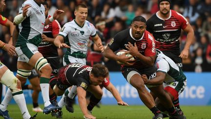 Peato Mauvaka à l'attaque lors du match entre Toulouse et Pau, au stade Ernest Wallon, à Toulouse, le 9 octobre 2021. (VALENTINE CHAPUIS / AFP)