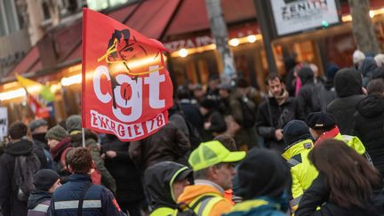 Des manifestants dans le cortège parisien de la mobilisation contre la réforme des retraites, mardi 17 décembre 2019. (SAMUEL BOIVIN / NURPHOTO / AFP)