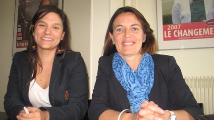 La d&eacute;put&eacute;e de Seine-Maritime, Sandrine Hurel (&agrave; droite), et sa suppl&eacute;ante et belle-fille, Marie Le Vern, le 19 juillet 2012. (MAXPPP)