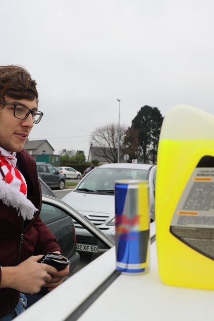 Loïc fait une pause sur la route de Brest, avec un bidon de liquide de refroidissement. (FABIEN MAGNENOU / FRANCEINFO)