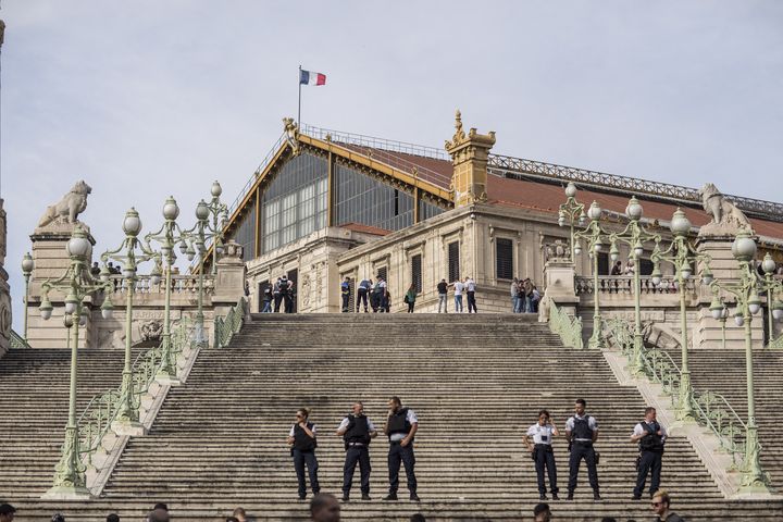 Le grand escalier de la gare Saint-Charles de Marseille bloqué par des policiers après une attaque au couteau, le 1er octobre 2017. (FABIEN COURTITARAT / HANS LUCAS / AFP)