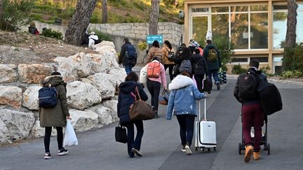 Des Français quittent le centre de vacances de Carry-le-Rouet (Bouches-du-Rhône), le 14 février 2020. (HECTOR RETAMAL / AFP)