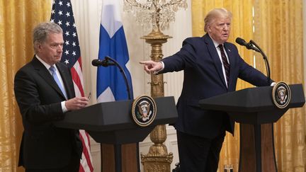 Le président finlandais&nbsp;Sauli Niinisto et son homologue américain Donald Trump, le 2 octobre 2019, à Washington. (CHRIS KLEPONIS / CONSOLIDATED NEWS PHOTOS / AFP)