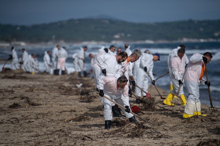 Le nettoyage de la plage de Pampelonne, à Ramatuelle (Var), le 18 octobre 2018. (CHRISTOPHE SIMON / AFP)