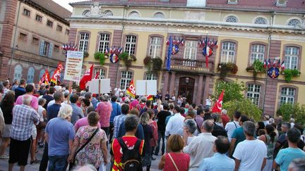 Près de 400 personnes réunies devant la mairie de Belfort pour soutenir les salariés d'Alstom, le 12 sept 2016 (Radio France - Hugo Flotat-Talon)