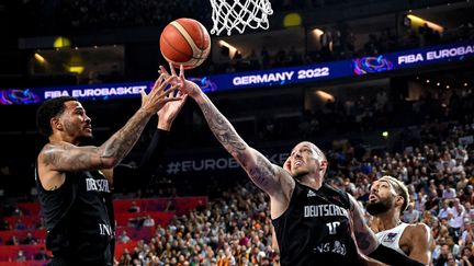 Les Allemands Nick Weiler-Babb, Daniel Theis et le Français Rudy Gobert (de gauche à droite) lors de la rencontre de l'Eurobasket, à Cologne (Allemagne), le 1er septembre 2022. (MAXPPP)