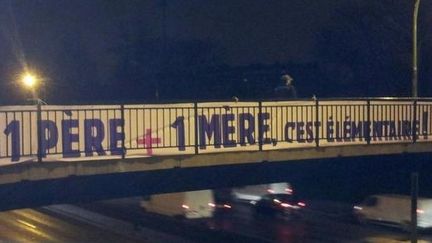 Une banderole contre le mariage des homosexuels d&eacute;ploy&eacute;e sur un pont &agrave; Paris, le 29 janvier 2013. (LA MANIF POUR TOUS)