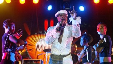 Le chanteur Koffi Olomidé au stade Iba Mar Diop de Dakar, le 30 avril 2005.&nbsp; (SEYLLOU / AFP)