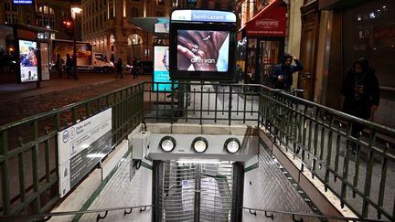 Une entrée de la station de métro Saint-Lazare, à Paris, est fermée au public pendant la grève des transports, le 5 décembre 2019.&nbsp; (MUSTAFA YALCIN / ANADOLU AGENCY / AFP)