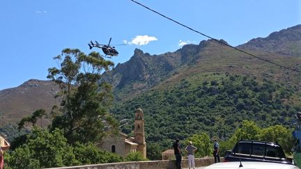 L'hélicoptère de la gendarmerie survole le village de Feliceto en Haute-Corse jeudi 29 juin dans la matinée. (Patou Rinieri / Radio France)