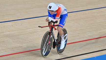 Incroyable performance du Français Alexandre Léauté qui pulvérise le record paralympique avec un temps de 3'31''478 en finale de la poursuite C2, face à l'Australien Darren Hicks. Le jeune para-athlète de 20 ans offre également la première médaille d'or française.