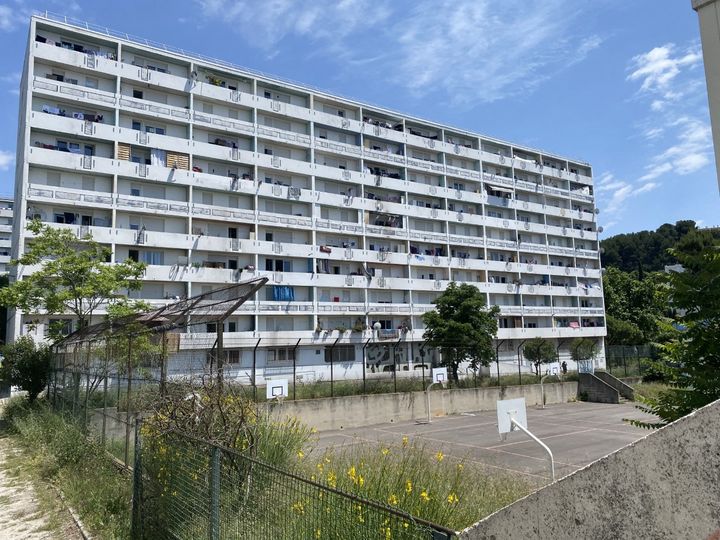 À Marseille, au pied des immeubles, les infrastructures sportives sont encore rares ou alors en dur comme ici ce terrain de basket, le 27 mai 2020. (FANNY LECHEVESTRIER / RADIO FRANCE)