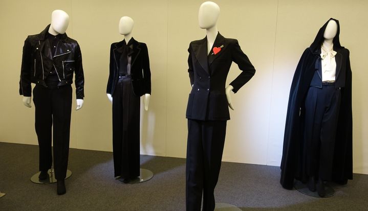 Exposition "Un regard sur Yves saint Laurent dans la collection d'Olivier Chatenet" : le thème soir avec le perfecto, le smoking grain de poudre et la cape de velours noir
 (Corinne Jeammet)