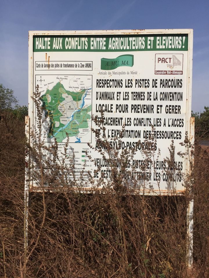 Au Mali, les panneaux appelant éleveurs et agriculteurs à ne pas entrer en conflit sont masqués par la végétation. La preuve que les couloirs de transhumance, mis en place du temps de la colonisation et réactivés récemment, ne sont pas respectés.&nbsp; (CHRISTIAN BOUQUET)