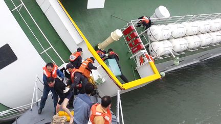 Lee Joon-Seok,&nbsp;le capitaine du "Sewol", quitte son navire en chandail et cale&ccedil;on, le 16 avril 2014. (KOREA COST GUARD / AFP)