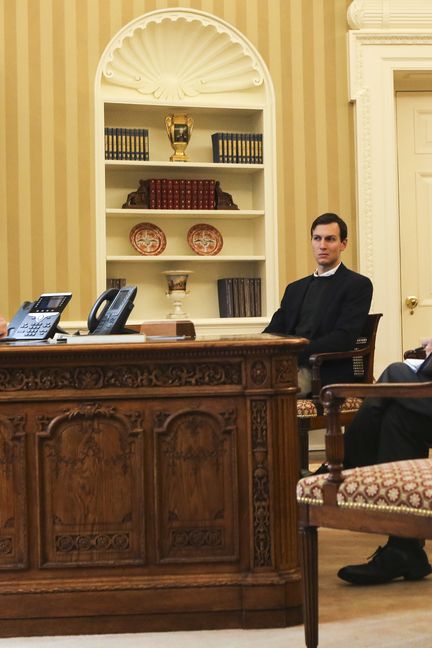 Donald Trump travaille dans le Bureau ovale, à Washington (Etats-Unis), aux côtés de Jared Kushner et Michael Flynn, le 29 janvier 2017 (PICTURE ALLIANCE / AFP)