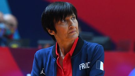 Après huit ans à la tête de l'équipe de France féminine de basket, Valérie Garnier a été évincée par la fédération (photo prise le 26 juin 2021 lors de l'Eurobasket). (JOSE JORDAN / AFP)