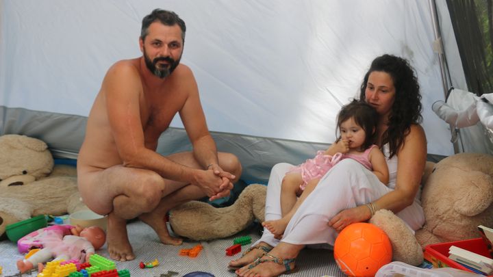 Adrien et Jeanne dans leur tente au camping de Bélézy (Vaucluse), le 6 juillet 2020. (ELISE LAMBERT/FRANCEINFO)